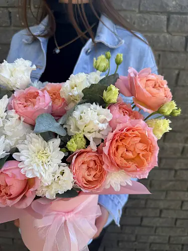 На фото №2 Нежная композиция с эустомой и кустовой розой