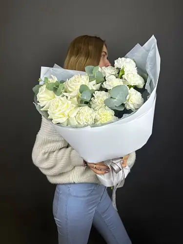 На фото №8 Букет живых цветов из диантусов и роз