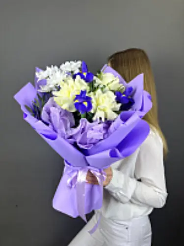 На фото №4 Букет с ирисами и розой