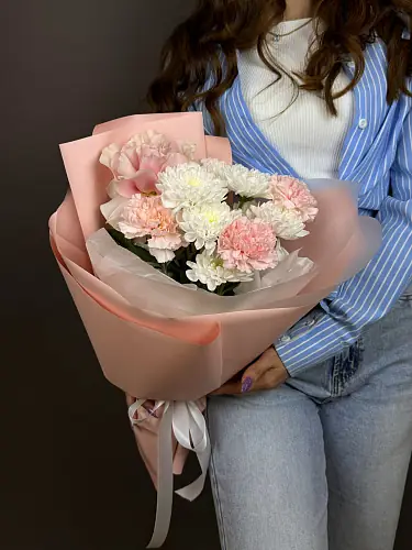 На фото №7 Нежный букет живых цветов с диантусами и хризантемой в дизайнерской упаковке