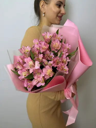 На фото №3 7 Розовых альстромерий