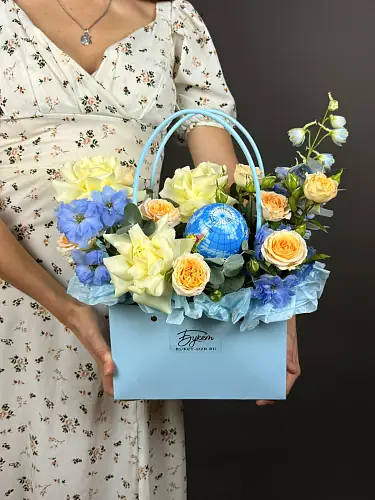 На фото №6 Композиция с розами и глобусом 