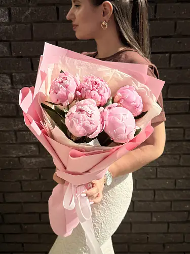 На фото №3 5 Розовых пионов в дизайнерской упаковке 