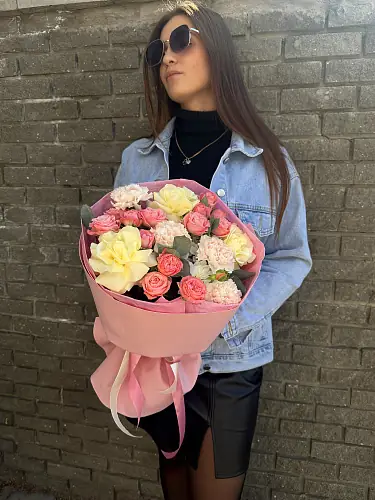 Букет живых цветов с белыми французскими розами в дизайнерской упаковке 