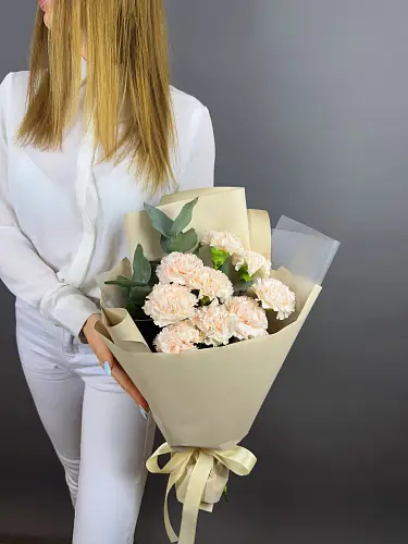 На фото №3 Букет живых цветов из Диантусов с эвкалиптом