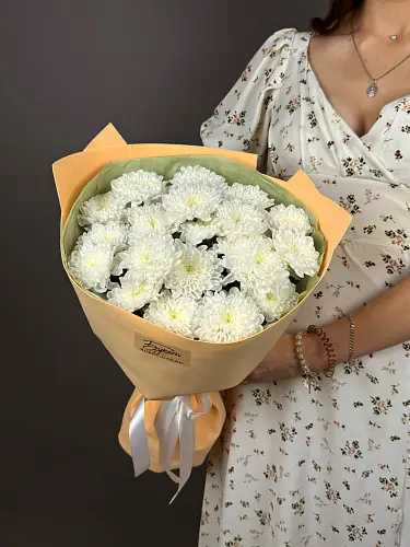 На фото №3 Букет с кружевными хризантемами 