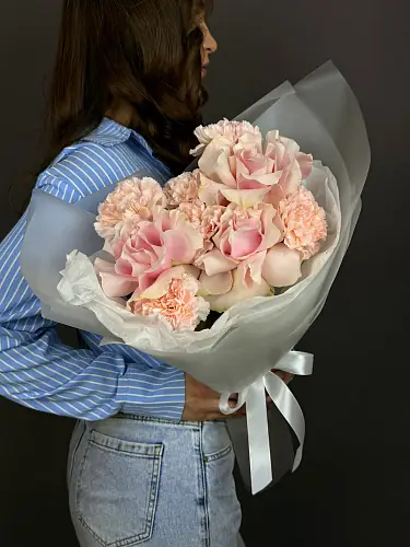 На фото №5 Розовый букет из диантусов и роз