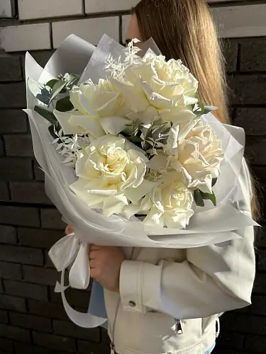 На фото №2 5 Роз с эвкалиптом в упаковке 