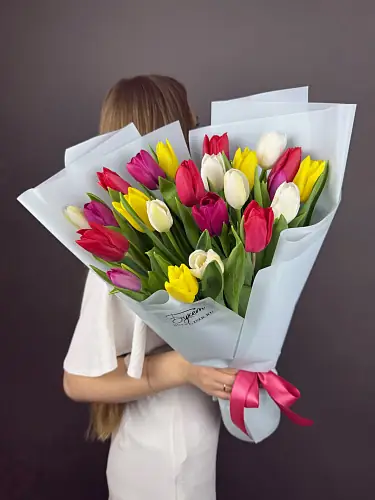 На фото №4 Букет 23 Разноцветных Тюльпанов