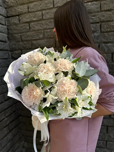 На фото №4 Альстромерия и диантус в дизайнерской упаковке