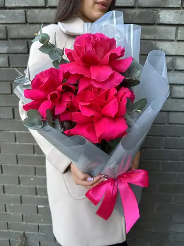 На фото №4 Букет живых цветов из 3 французских розовых роз с эвкалиптом в дизайнерской упаковке