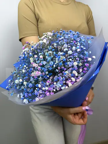 На фото №5 Радужная гипсофила в дизайнерской упаковке