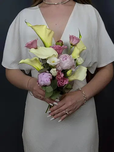 Свадебная композиция с пионами и каллами 