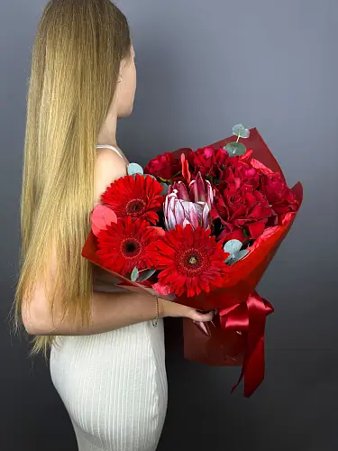 На фото №4 Букет красной розы и гербер
