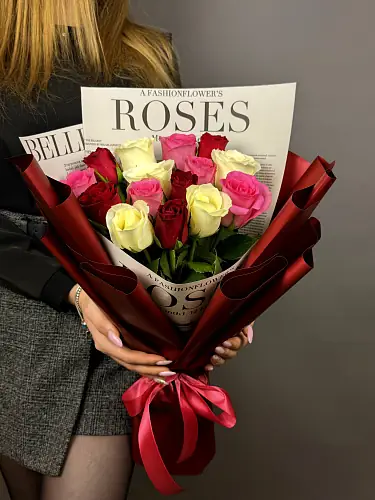 На фото №6 Нежный букет живых цветов из 15 роз микс в дизайнерской упаковке