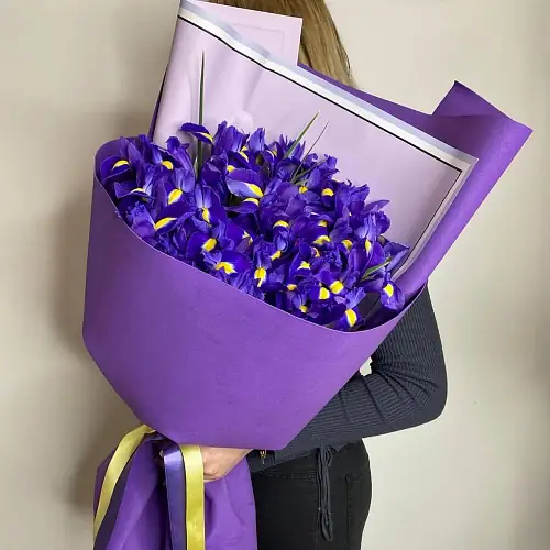 Букет живых цветов из ирисов
