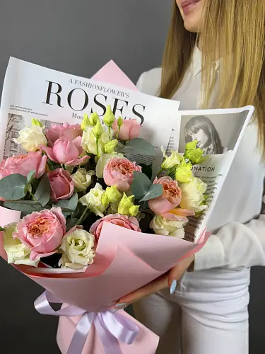 На фото №3 Нежный букет из кустовых роз и эустомы