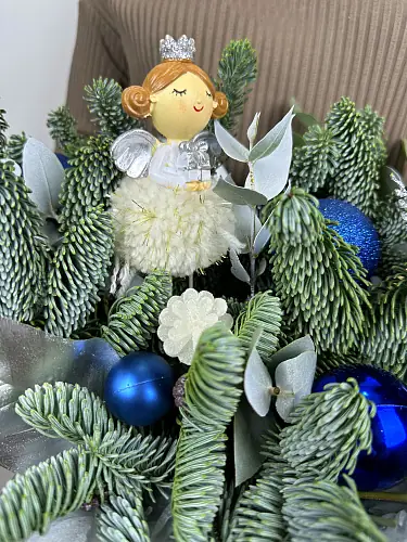 На фото №2 Цветы живые, Новогодняя композиция с нобилисом и феей в корзине