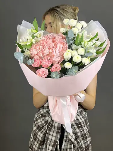 На фото №2 Букет с розовой гортензией и альстромерией