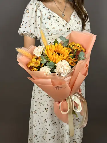 На фото №2 Солнечный букет с подсолнухом и диантусами
