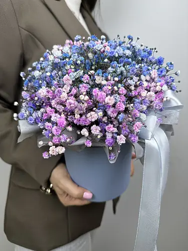 На фото №3 Шляпная коробка с радужной гипсофилой