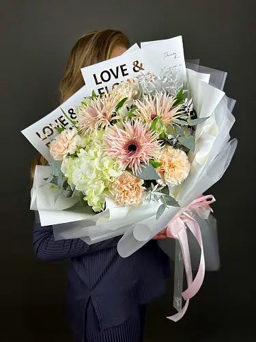 Букет с герберами и гортензией 