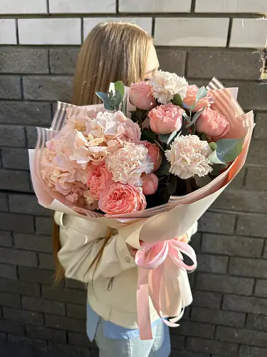 На фото №2 Гортензия и гвоздика