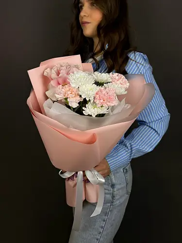 На фото №2 Букет живых цветов с диантусами и хризантемой