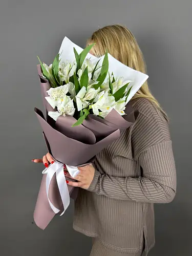 На фото №5 Букет из 5 Белых Альстромерий