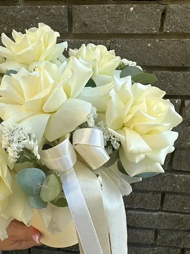 На фото №3 Коробка с белыми розами и статицей