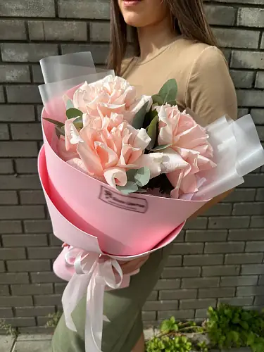 На фото №3 3 Розы с эвкалиптом