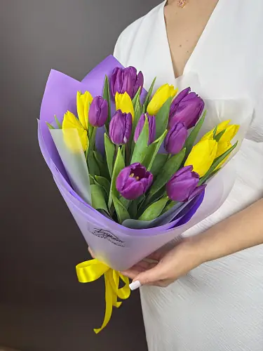 Букет из 15 Тюльпанов желтого и сиреневого цвета
