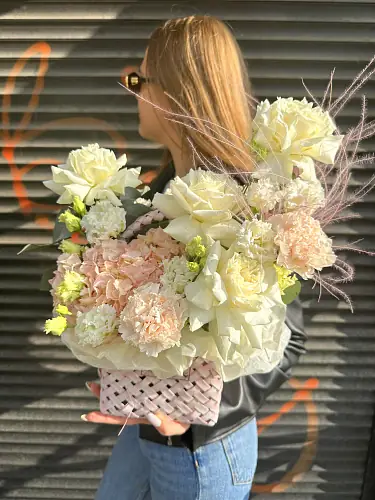 На фото №5 Корзина с гортензией и розами 