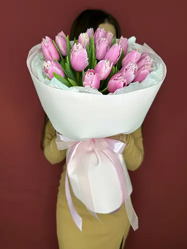 На фото №3 Букет живых цветов из 21 Розового тюльпана в дизайнерской упаковке