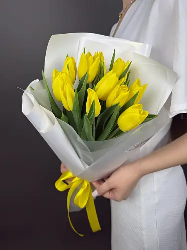 На фото №4 Букет из желтого тюльпана 11 шт.