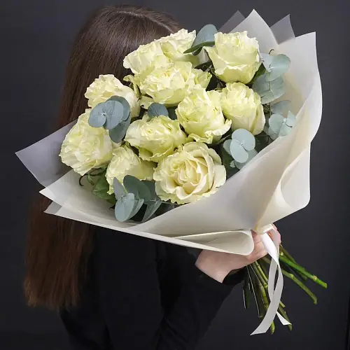 На фото №2 Нежные розы и эвкалипт