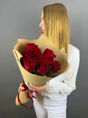 На фото №5 Букет живых цветов из красной розы