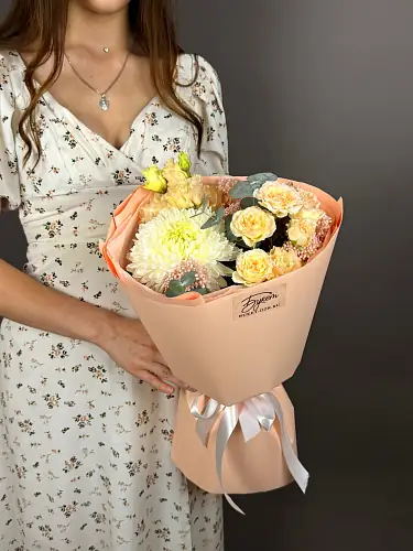 На фото №3 Букет с одноголовой хризантемой и эустомой 