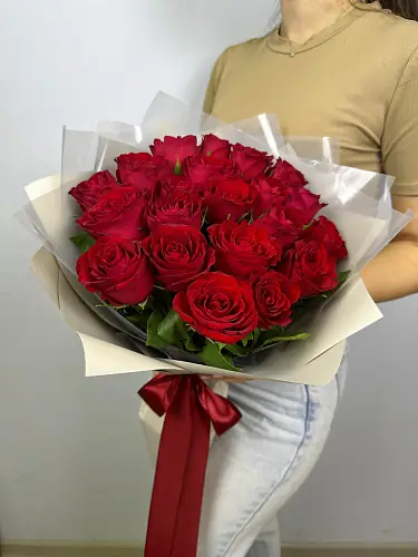 На фото №2 21 Красная роза в дизайнерской упаковке
