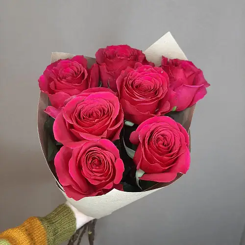 Букет живых цветов из 7 Малиновых роз  