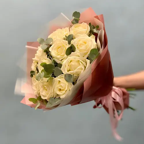 На фото №2 Белые Кенийские розы с зеленью