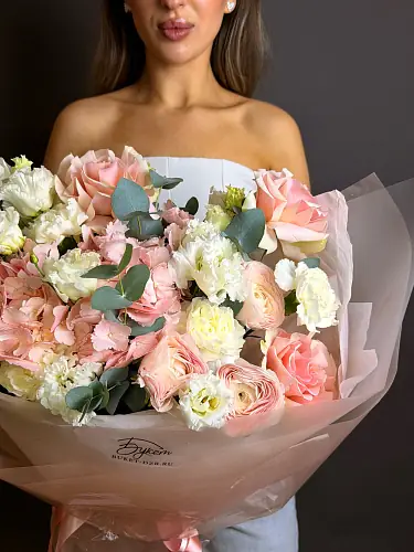 На фото №5 Нежный букет с ранункулюсами и гортензией 