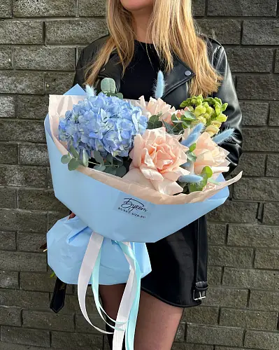 На фото №2 Букет с голубой гортензией и розой 