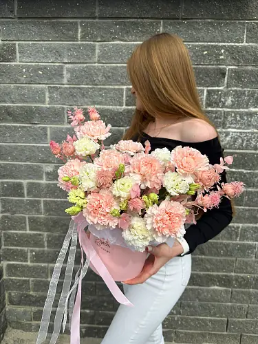 На фото №2 Нежно розовая композиция с эустомой и гвоздикой