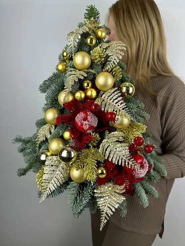 На фото №2 Елка с золотым декором 