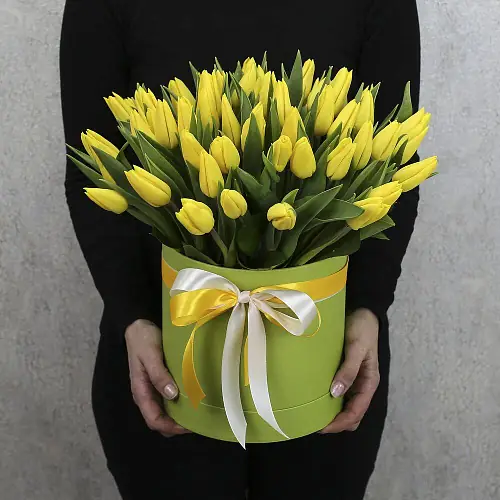 На фото №2 Композиция из 51 жёлтого тюльпана 