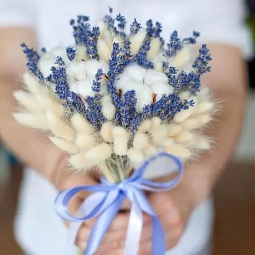 Композиция невесты из хлопка,лаванды и лагуруса.