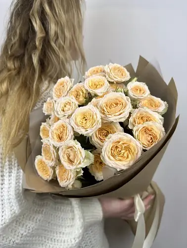 На фото №2 Букет из 5 Кустовых роз