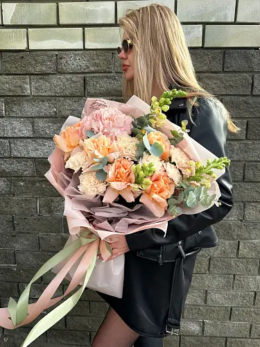 На фото №2 Авторский букет с розой и гортензией