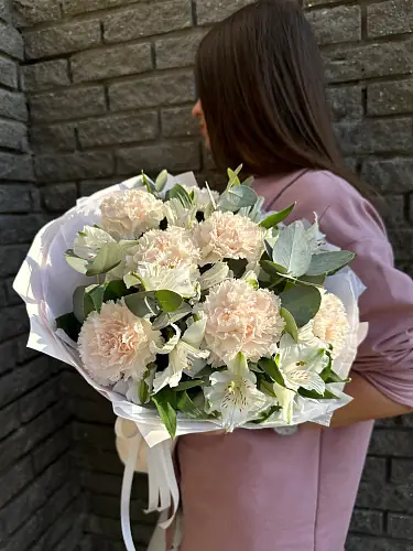 На фото №4 Альстромерия и диантус в дизайнерской упаковке